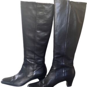 Size 9B black Cole Haan boots worn once.
(5)